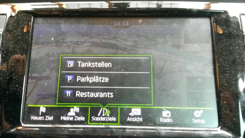 Bild des Navi/Media Displays. Wirkt leider total verstaubt.