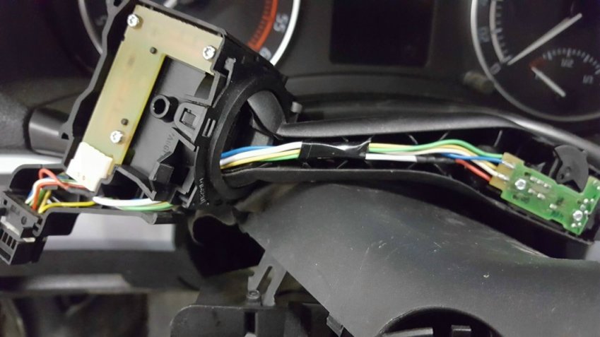 Mit neuem stück Kabel