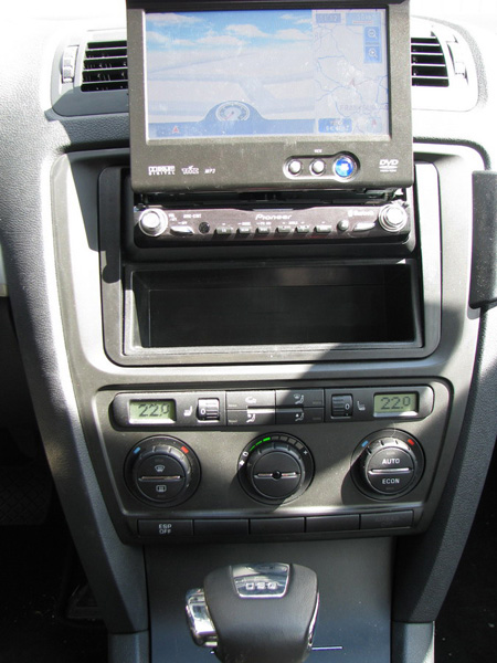 Zuerst hatte ich das NEXUS drin, dann hab ich mir nach kurzer Zeit ein Pioneer AVIC-X 1 BT eingebaut,<br />weil das NEXUS einfach nur Schrott war. Die Lösung hat mir aber nie richtig gefallen, weil das wie ein Fremdkörper im Armaturenbrett aussah. Die Blende und die Zierleiste müssen erneuert werden, wenn man den Handyhalter ausbaut!