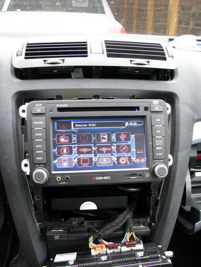 Navi hinter der Klimasteuerung untergebracht.