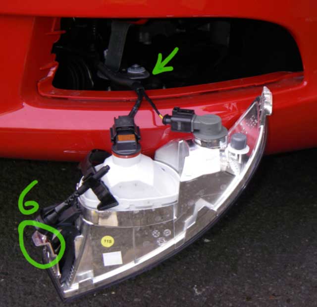 Nebelscheinwerfer ausgebaut. Einstellmechanismus und Hupe sichtbar.