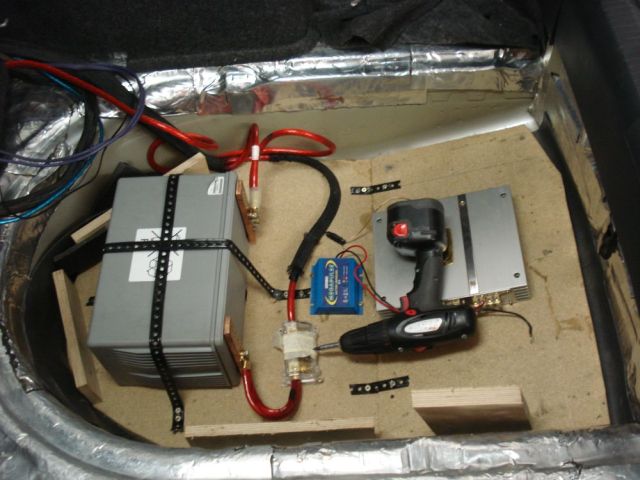 Nur noch eine Batterie, keine Caps und 2 Endstufen